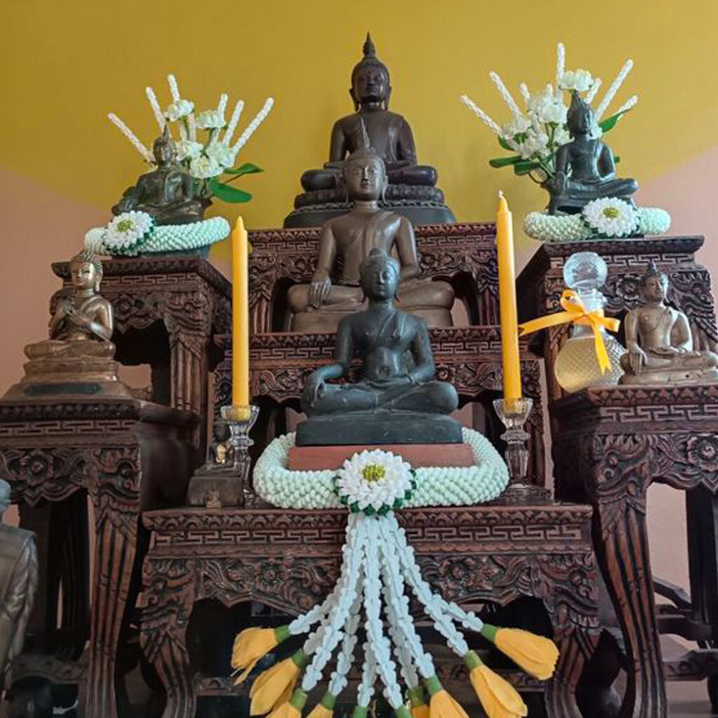 หิ้งพระ 3